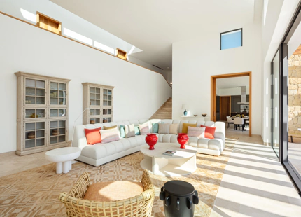 RESIDENCIA DE LUJO EN EL RESORT FINCA CORTESIN: UNA JOYA DE LA ARQUITECTURA MODERNA