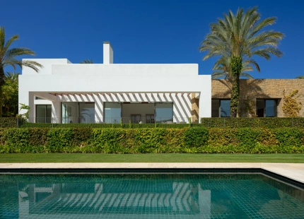 RESIDENCIA DE LUJO EN EL RESORT FINCA CORTESIN: UNA JOYA DE LA ARQUITECTURA MODERNA