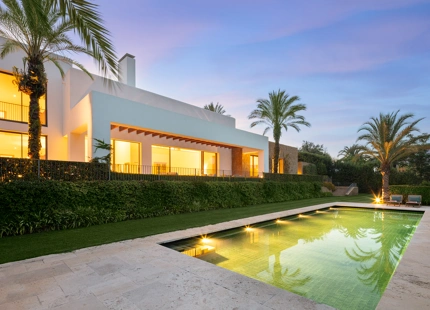 RESIDENCIA DE LUJO EN EL RESORT FINCA CORTESIN: UNA JOYA DE LA ARQUITECTURA MODERNA