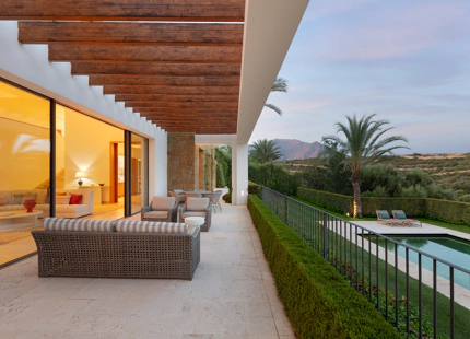 RESIDENCIA DE LUJO EN EL RESORT FINCA CORTESIN: UNA JOYA DE LA ARQUITECTURA MODERNA