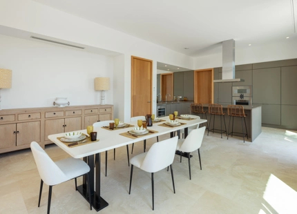 RESIDENCIA DE LUJO EN EL RESORT FINCA CORTESIN: UNA JOYA DE LA ARQUITECTURA MODERNA
