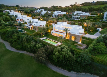 RESIDENCIA DE LUJO EN EL RESORT FINCA CORTESIN: UNA JOYA DE LA ARQUITECTURA MODERNA