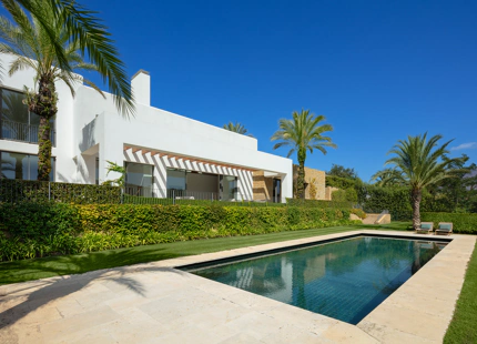 RESIDENCIA DE LUJO EN EL RESORT FINCA CORTESIN: UNA JOYA DE LA ARQUITECTURA MODERNA