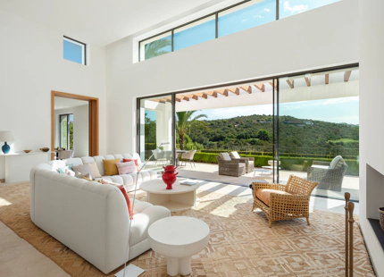 RESIDENCIA DE LUJO EN EL RESORT FINCA CORTESIN: UNA JOYA DE LA ARQUITECTURA MODERNA