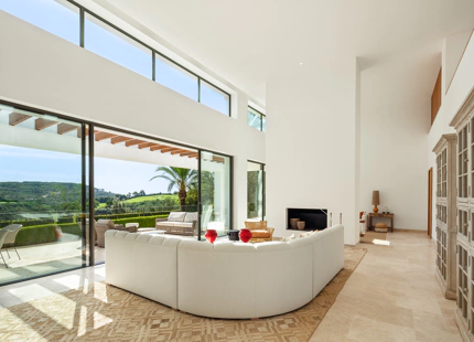 RESIDENCIA DE LUJO EN EL RESORT FINCA CORTESIN: UNA JOYA DE LA ARQUITECTURA MODERNA