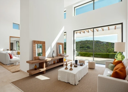 RESIDENCIA DE LUJO EN EL RESORT FINCA CORTESIN: UNA JOYA DE LA ARQUITECTURA MODERNA