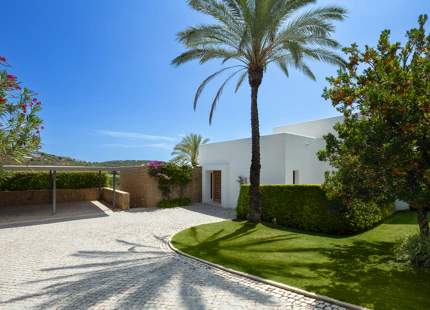 RESIDENCIA DE LUJO EN EL RESORT FINCA CORTESIN: UNA JOYA DE LA ARQUITECTURA MODERNA