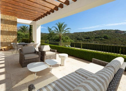 RESIDENCIA DE LUJO EN EL RESORT FINCA CORTESIN: UNA JOYA DE LA ARQUITECTURA MODERNA