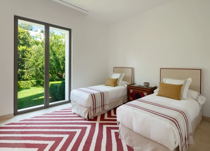 RESIDENCIA DE LUJO EN EL RESORT FINCA CORTESIN: UNA JOYA DE LA ARQUITECTURA MODERNA