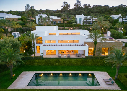 RESIDENCIA DE LUJO EN EL RESORT FINCA CORTESIN: UNA JOYA DE LA ARQUITECTURA MODERNA