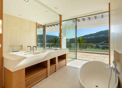 VILLA DE LUJO EN FINCA CORTESIN: UN SANTUARIO MEDITERRÁNEO