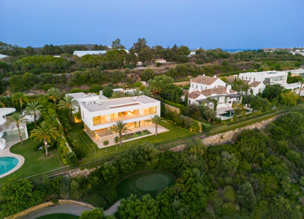 VILLA DE LUJO EN FINCA CORTESIN: UN SANTUARIO MEDITERRÁNEO