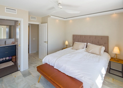EXQUISITE LUXURY APARTMENT WITH PANORAMIC VIEWS IN PUERTO BANÚS