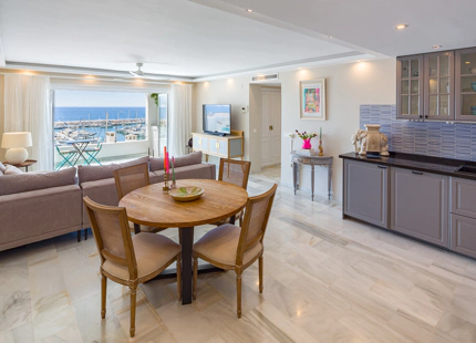 EXQUISITE LUXURY APARTMENT WITH PANORAMIC VIEWS IN PUERTO BANÚS