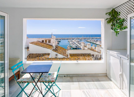EXQUISITE LUXURY APARTMENT WITH PANORAMIC VIEWS IN PUERTO BANÚS