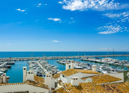 EXQUISITE LUXURY APARTMENT WITH PANORAMIC VIEWS IN PUERTO BANÚS