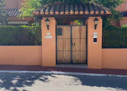 CLASSICAL-STYLE FAMILY VILLA FOR SALE IN NUEVA ANDALUCIA