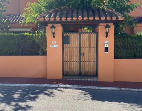 Villa for sale in Parcelas del Golf, Nueva Andalucia