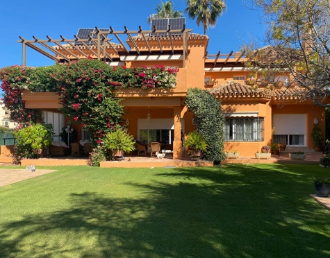 VILLA FAMILIAR DE ESTILO CLÁSICO EN VENTA EN NUEVA ANDALUCÍA