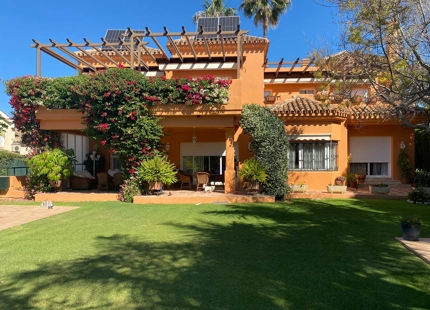 CLASSICAL-STYLE FAMILY VILLA FOR SALE IN NUEVA ANDALUCIA