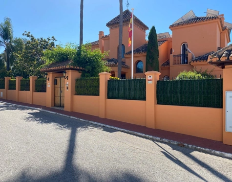 Villa for sale in Parcelas del Golf, Nueva Andalucia