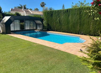 CLASSICAL-STYLE FAMILY VILLA FOR SALE IN NUEVA ANDALUCIA