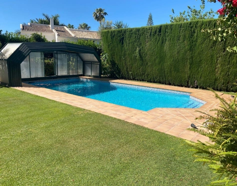 Villa for sale in Parcelas del Golf, Nueva Andalucia