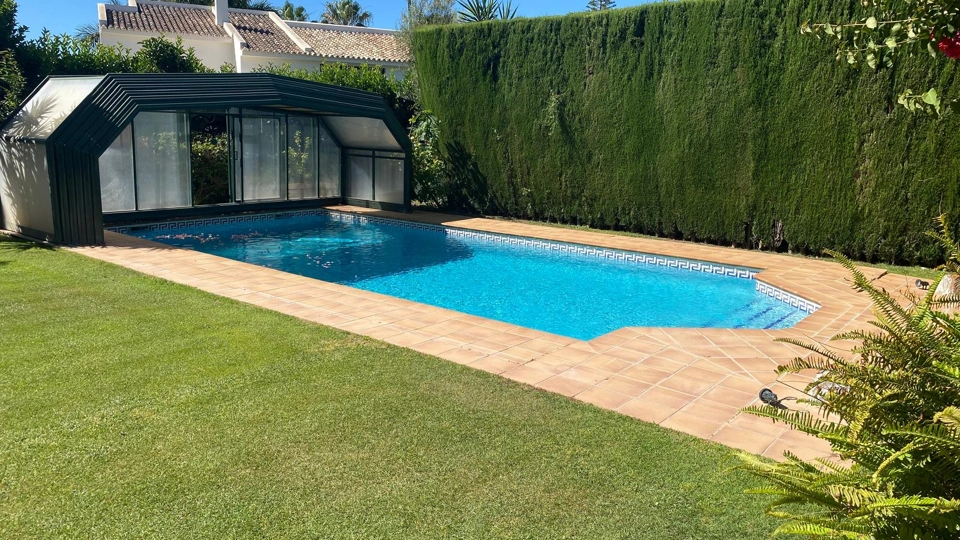 Villa for sale in Parcelas del Golf, Nueva Andalucia