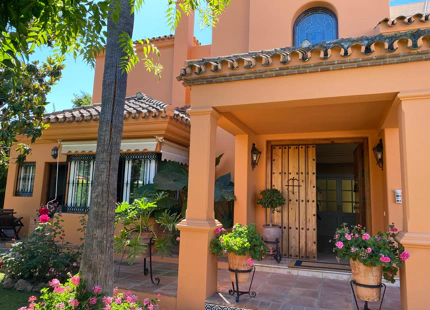 CLASSICAL-STYLE FAMILY VILLA FOR SALE IN NUEVA ANDALUCIA