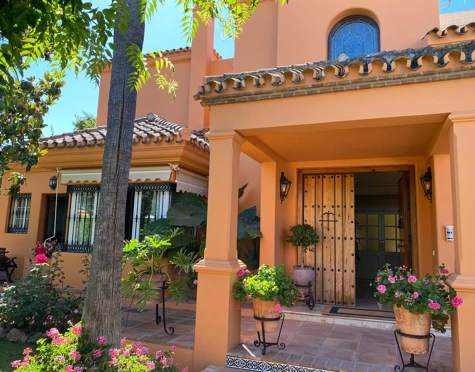 Villa for sale in Parcelas del Golf, Nueva Andalucia