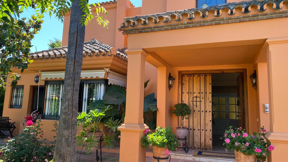 Villa for sale in Parcelas del Golf, Nueva Andalucia