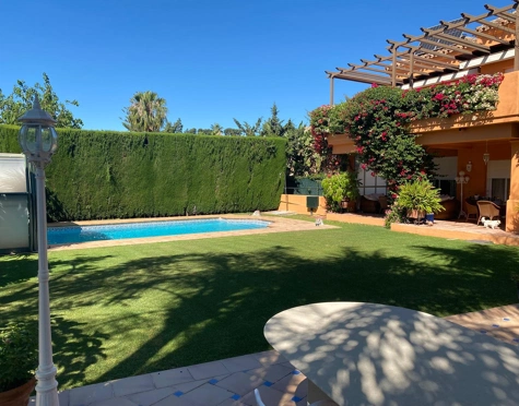 Villa for sale in Parcelas del Golf, Nueva Andalucia