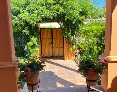 Villa for sale in Parcelas del Golf, Nueva Andalucia