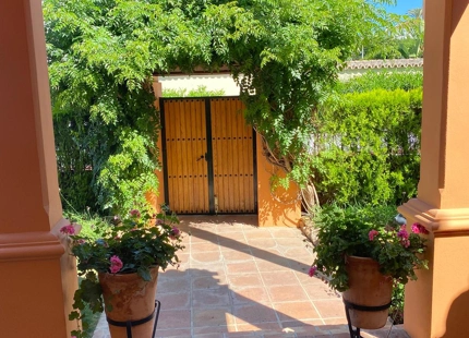 CLASSICAL-STYLE FAMILY VILLA FOR SALE IN NUEVA ANDALUCIA