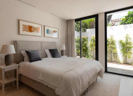 LUXURIOUS FRONTLINE GOLF VILLA FOR SALE IN NUEVA ANDALUCIA