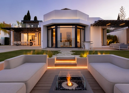 LUXURIOUS FRONTLINE GOLF VILLA FOR SALE IN NUEVA ANDALUCIA