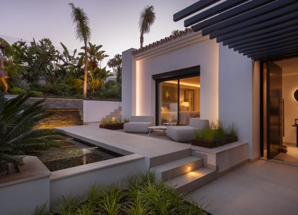 LUXURIOUS FRONTLINE GOLF VILLA FOR SALE IN NUEVA ANDALUCIA