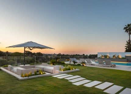 LUXURIOUS FRONTLINE GOLF VILLA FOR SALE IN NUEVA ANDALUCIA