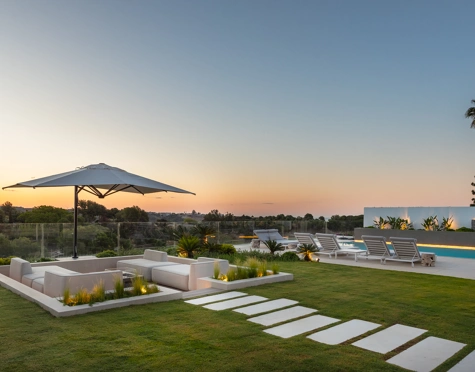 Villa for sale in Aloha, Nueva Andalucia