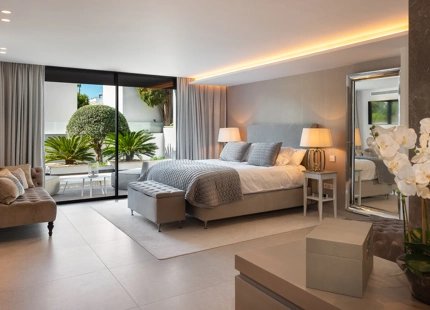 LUXURIOUS FRONTLINE GOLF VILLA FOR SALE IN NUEVA ANDALUCIA