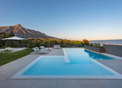 LUXURIOUS FRONTLINE GOLF VILLA FOR SALE IN NUEVA ANDALUCIA