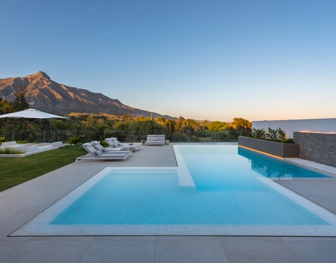 Villa for sale in Aloha, Nueva Andalucia