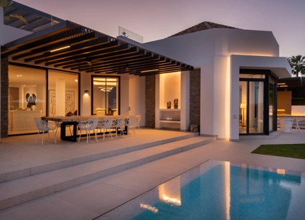 LUXURIOUS FRONTLINE GOLF VILLA FOR SALE IN NUEVA ANDALUCIA