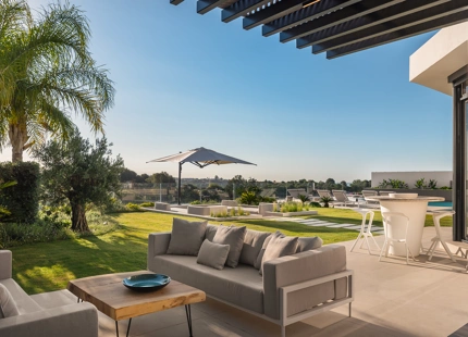 LUXURIOUS FRONTLINE GOLF VILLA FOR SALE IN NUEVA ANDALUCIA