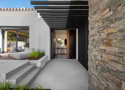 LUXURIOUS FRONTLINE GOLF VILLA FOR SALE IN NUEVA ANDALUCIA