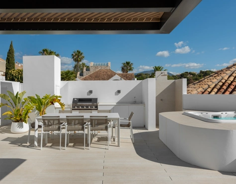 Villa for sale in Aloha, Nueva Andalucia
