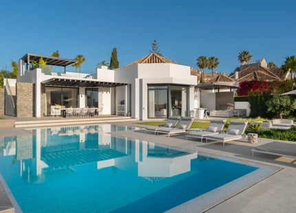 LUXURIOUS FRONTLINE GOLF VILLA FOR SALE IN NUEVA ANDALUCIA