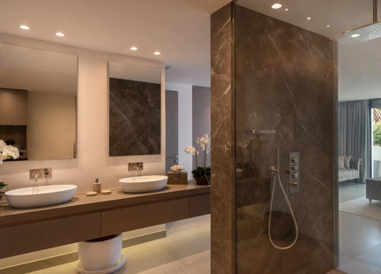 LUXURIOUS FRONTLINE GOLF VILLA FOR SALE IN NUEVA ANDALUCIA