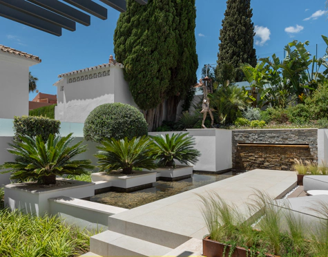 Villa for sale in Aloha, Nueva Andalucia