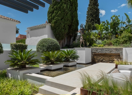 LUXURIOUS FRONTLINE GOLF VILLA FOR SALE IN NUEVA ANDALUCIA